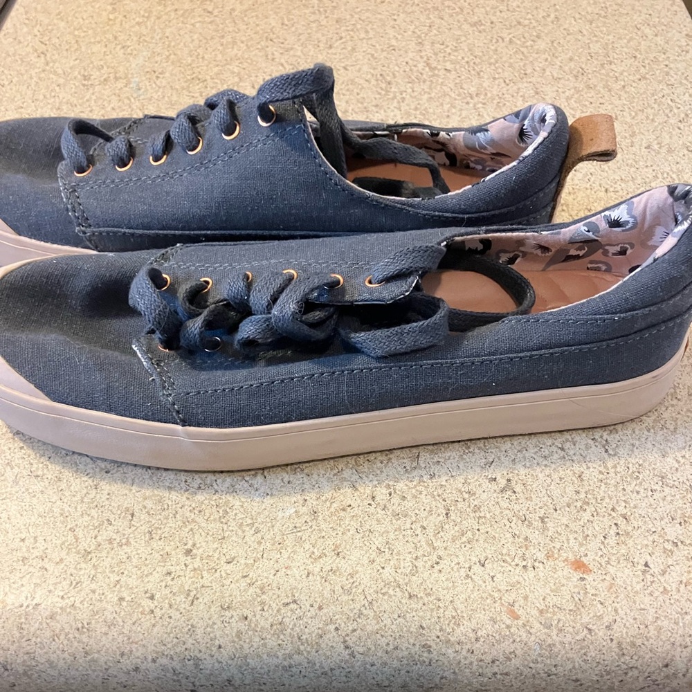 Trendy Dark Canvas Sneakers Women’s size 7 by Reef NWOT